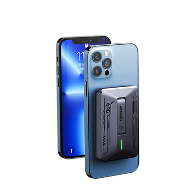 Black Magnetic Power Bank Bộ sạc không dây 142g Với đầu ra 5W / 7.5W